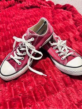 Converse Chuck TayloMen 8 Women 6 Lo-Top Sneakers in Burgundy with White Accents